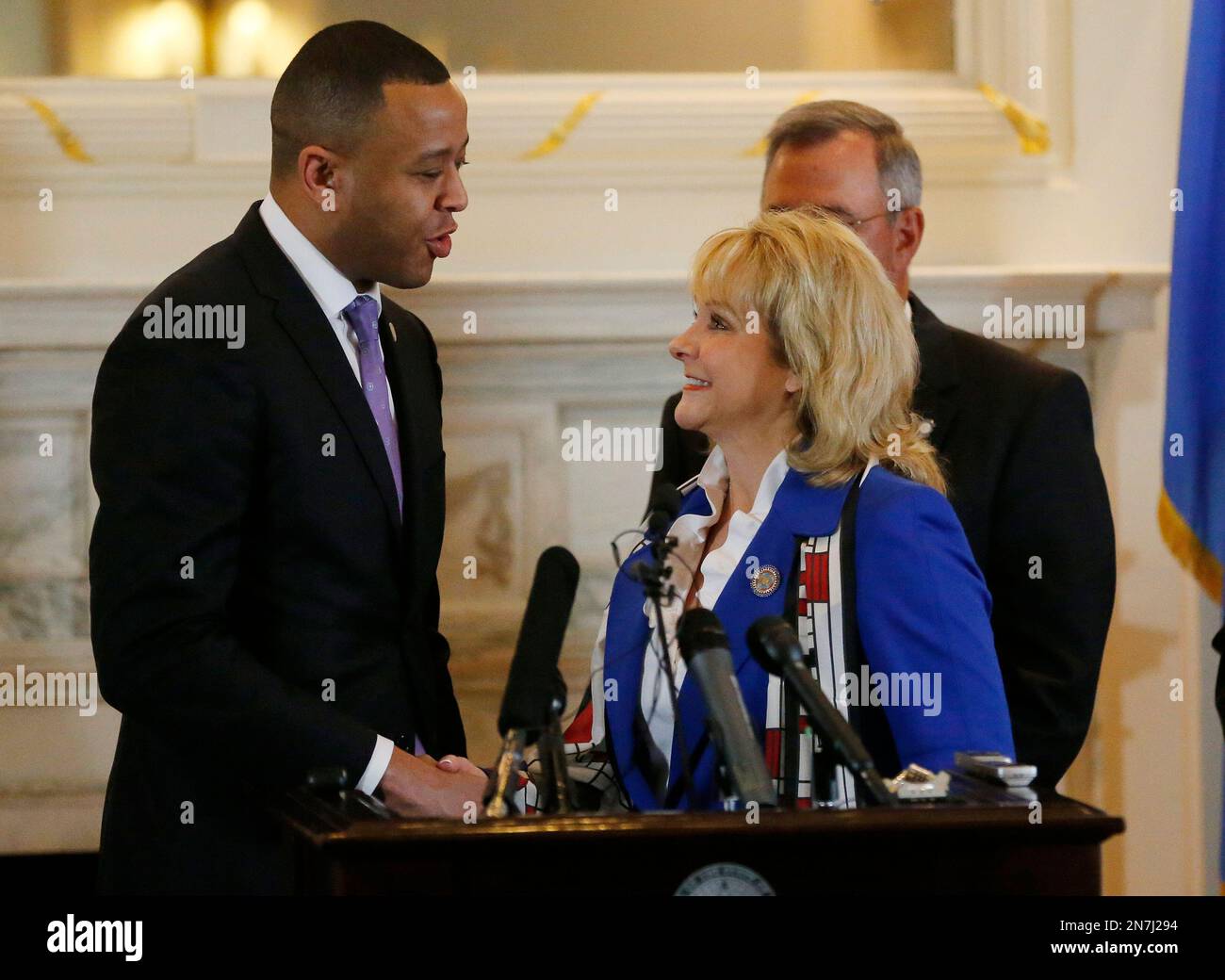 Oklahoma Gov. Mary Fallin, right, shakes hands with state House leader T. W. Shannon, left, R-Lawton, at a news conference to announce that Republican leaders have reached an agreement on a budget for the state, in Oklahoma City, Thursday, May 2, 2013. (AP Photo/Sue Ogrocki) Banque D'Images