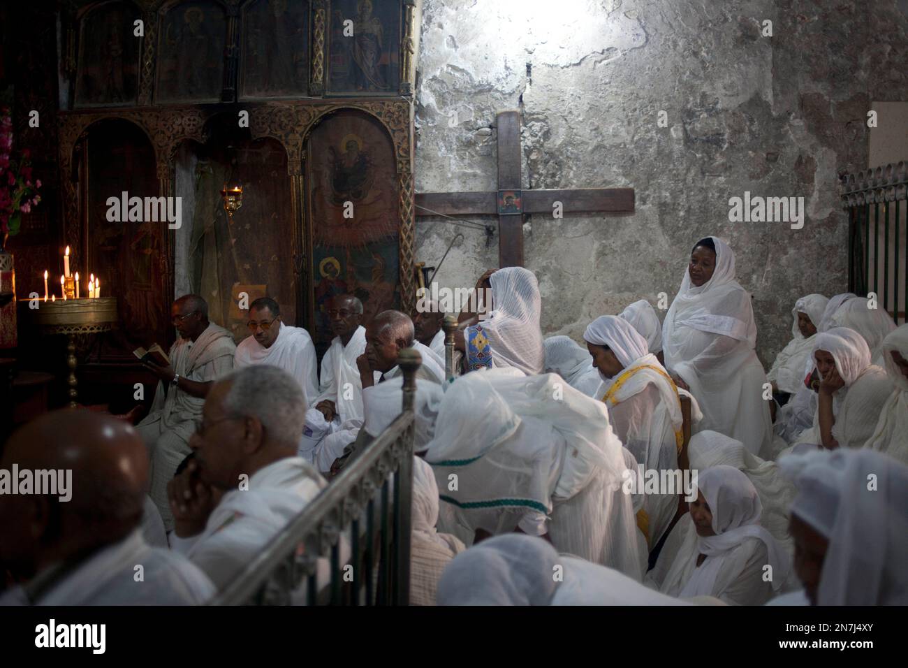 Ethiopian Orthodox Christian women pray at Deir El Sultan during the Washing of the Feet ceremony outside the Church of the Holy Sepulchre, traditionally believed by many to be the site of the crucifixion and burial of Jesus Christ, in Jerusalem's Old City, Thursday, May 2, 2013. Orthodox Christians from around the world are in the Holy Land marking the solemn period of Easter. (AP Photo/Ariel Schalit) Banque D'Images
