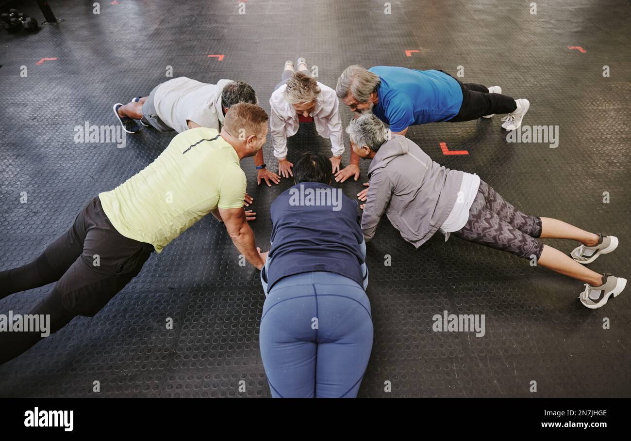 Poussez vers le haut, classe et personnes âgées dans le groupe de conditionnement physique ou cercle pour l'entraînement, l'entraînement et le soutien communautaire. Club d'exercice, gymnase et perte de poids des personnes âgées Banque D'Images