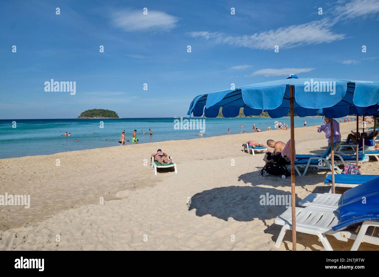 Les touristes se baignant dans la mer et bronzer sur la plage de Kata Yai à Phuket, en Thaïlande Banque D'Images
