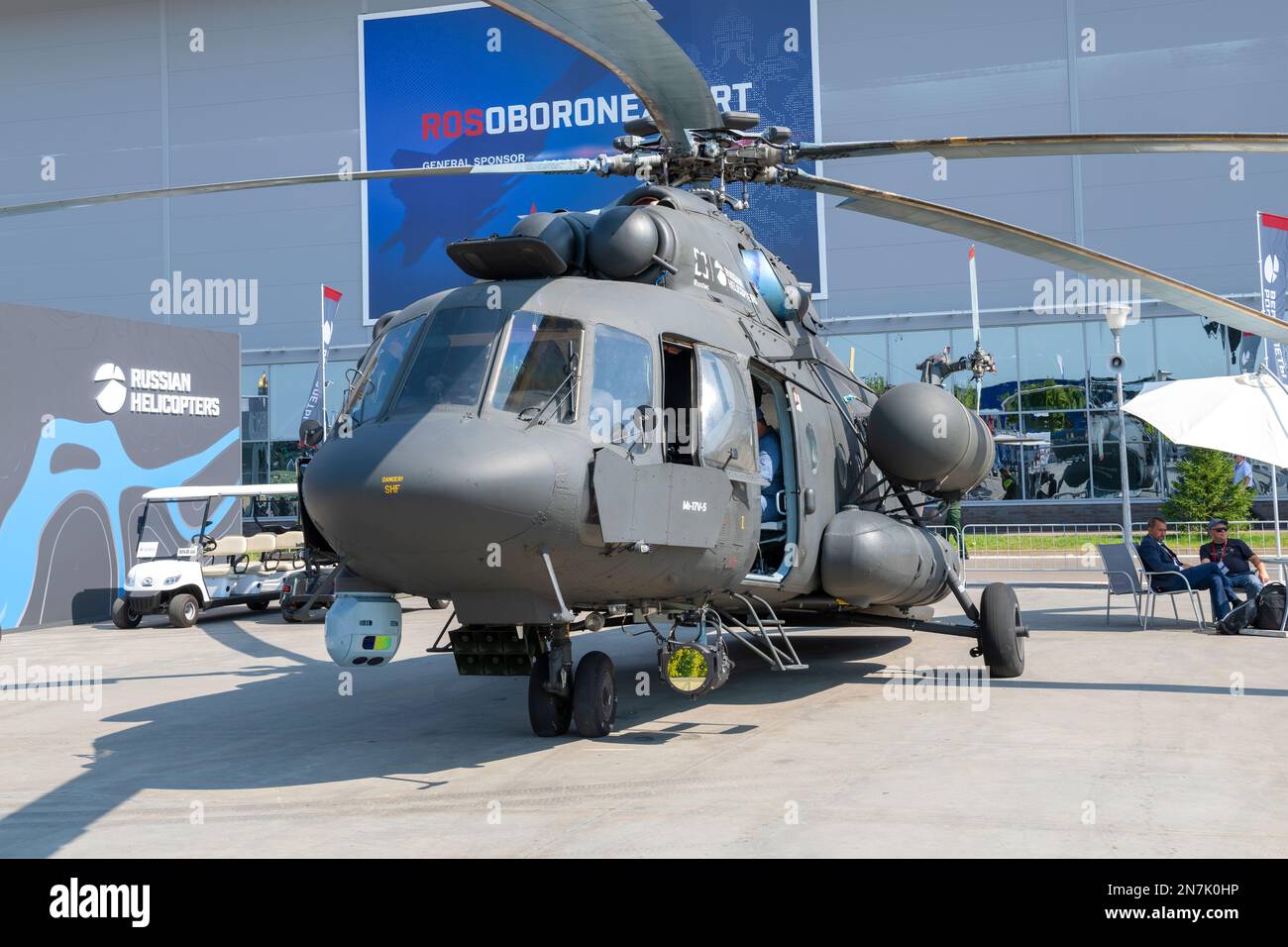 Helicoptere Qui Tourne Au Dessus Des Maisons 2022 Mi 18 helicopter Banque de photographies et d'images à haute résolution -  Alamy