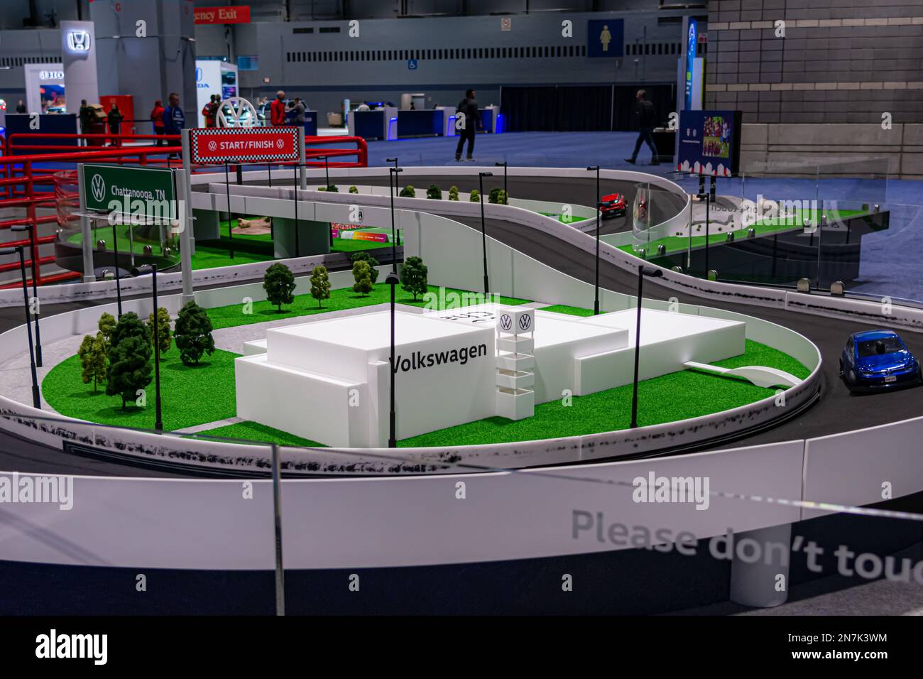 Chicago, il, États-Unis - 9 février 2023 : circuit de course miniature télécommandé de Volkswagen au salon de l'auto de Chicago 2023. Banque D'Images