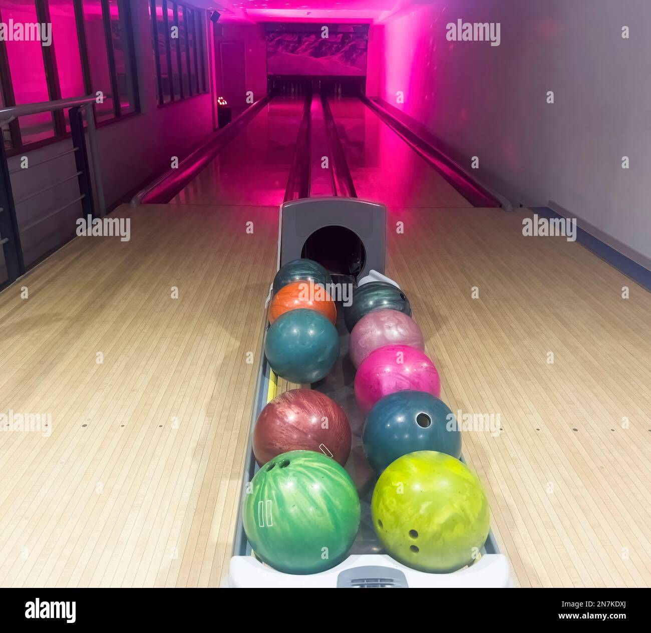 Piste de bowling. Image d'arrière-plan de plusieurs boules de bowling sur la crémaillère dans le centre de la piste de bowling. Pistes de bowling Banque D'Images
