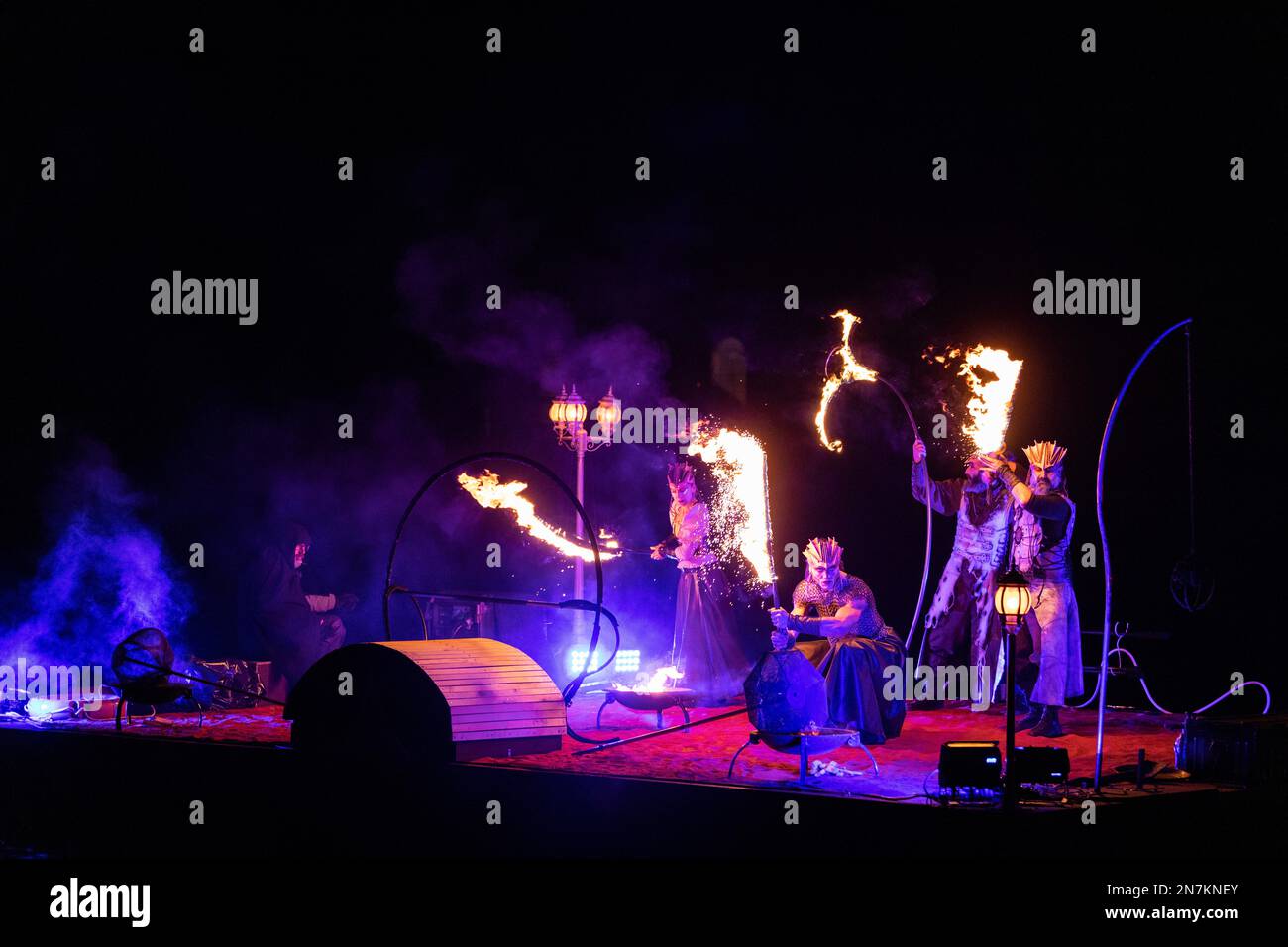 Original Signs, est une représentation de danse, de musique et d'effets spéciaux créés spécifiquement pour le Carnaval de Venise 2023. Huit tableaux vivants exécutés par une troupe internationale racontent l'histoire de l'évolution humaine : des symboles ancestraux de la nature aux symboles célestes par une explosion de couleur. Le spectacle sur la terre, l'eau, l'air et le feu se déroule jusqu'au 21 février 2023 à l'Arsenal de Venise. Vibrant Pictures/Alamy Live News Banque D'Images