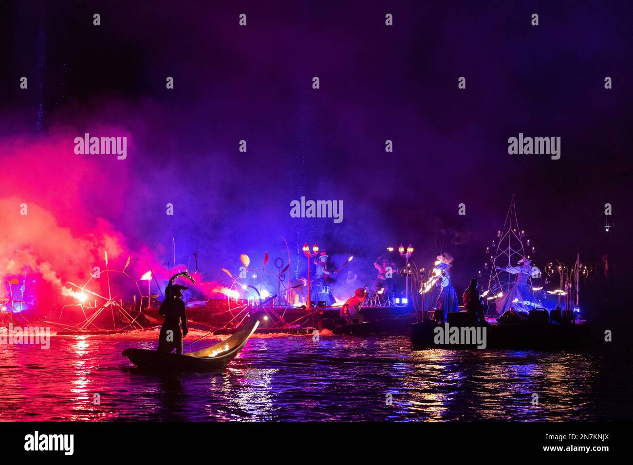 Original Signs, est une représentation de danse, de musique et d'effets spéciaux créés spécifiquement pour le Carnaval de Venise 2023. Huit tableaux vivants exécutés par une troupe internationale racontent l'histoire de l'évolution humaine : des symboles ancestraux de la nature aux symboles célestes par une explosion de couleur. Le spectacle sur la terre, l'eau, l'air et le feu se déroule jusqu'au 21 février 2023 à l'Arsenal de Venise. Vibrant Pictures/Alamy Live News Banque D'Images