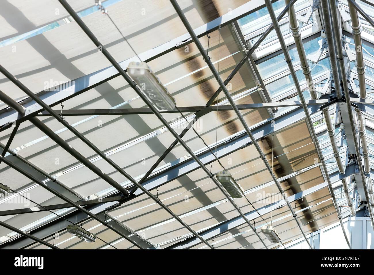 structure de toit de pavillon contemporain en serre sous ciel clair Banque D'Images