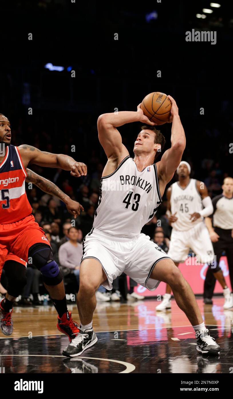 Brooklyn Nets forward Kris Humphries (43) looks for a shot as Washington Wizards forward Trevor Booker (35) defends in the first half of their their NBA basketball game, Monday, April 15, 2013, in New York. (AP Photo/Kathy Willens) Banque D'Images
