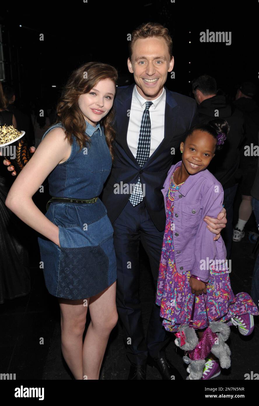 From left, Chloe Grace Moretz, Tom Hiddleston and Quvenzhane Wallis attend the MTV Movie Awards in Sony Pictures Studio Lot in Culver City, Calif., on Sunday April 14, 2013. (Photo by John Shearer/Invision for MTV/AP Images) Banque D'Images