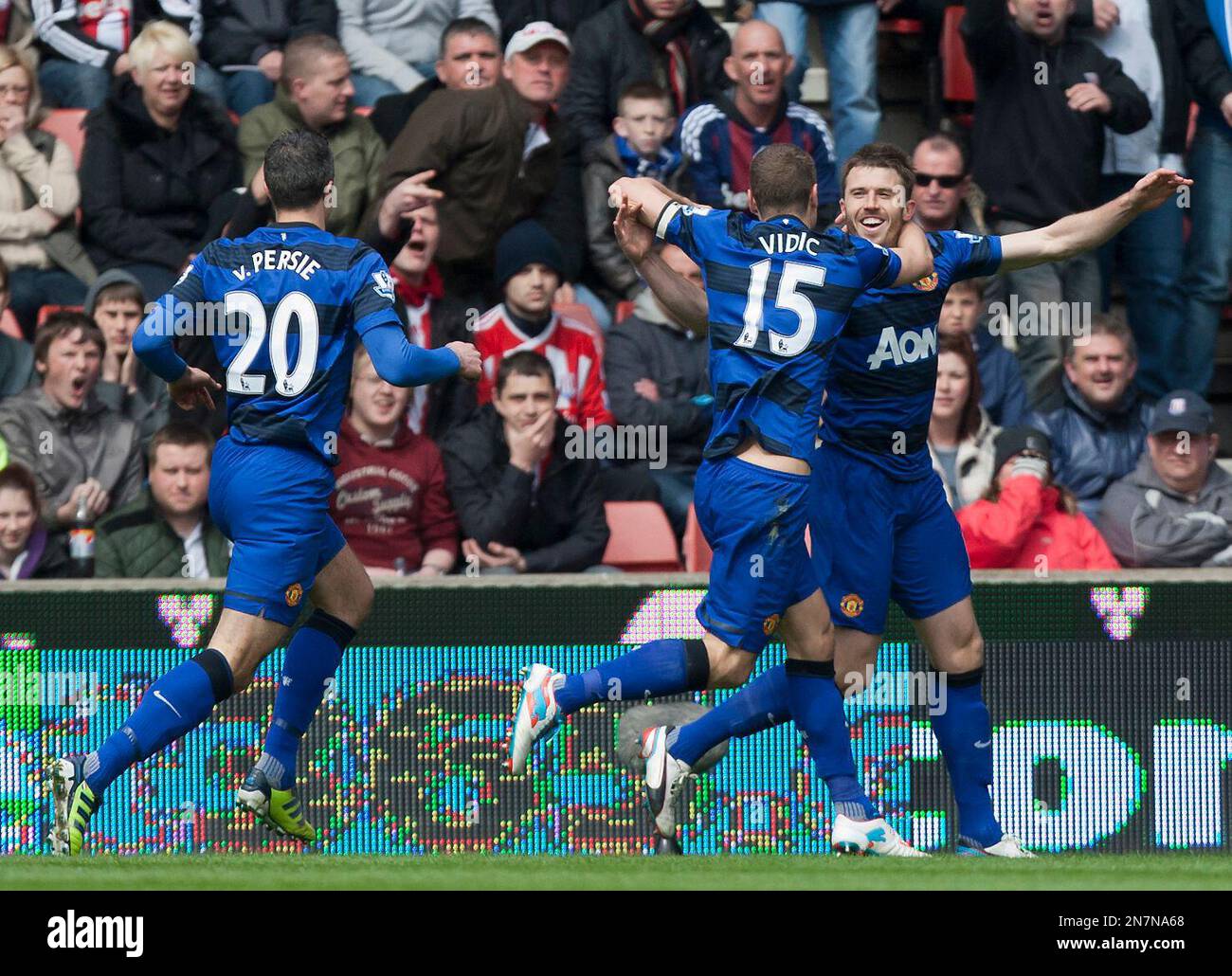 Manchester United's Michael Carrick, right, celebrates with teammates after scoring against Stoke during their English Premier League soccer match at the Britannia Stadium, Stoke, England, Sunday April 14, 2013. (AP Photo/Jon Super) Banque D'Images