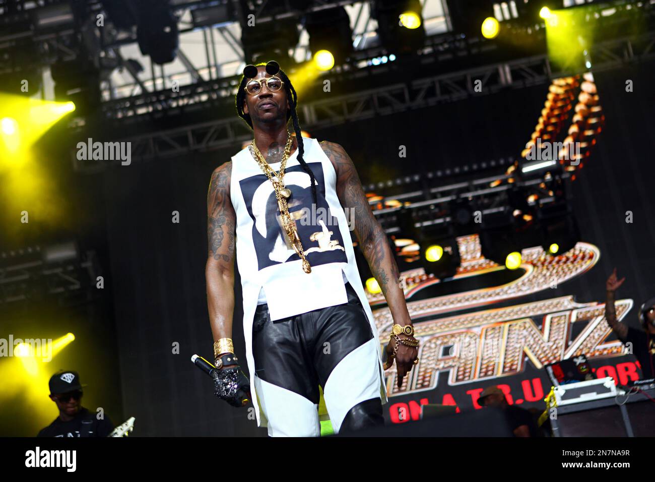 2 Chainz performs on day 2 of weekend 1 at the 2013 Coachella Valley Music and Arts Festival at the Empire Polo Club on Saturday, April 13, 2013 in Indio, Calif. (Zach Cordner/Invision/AP) Banque D'Images