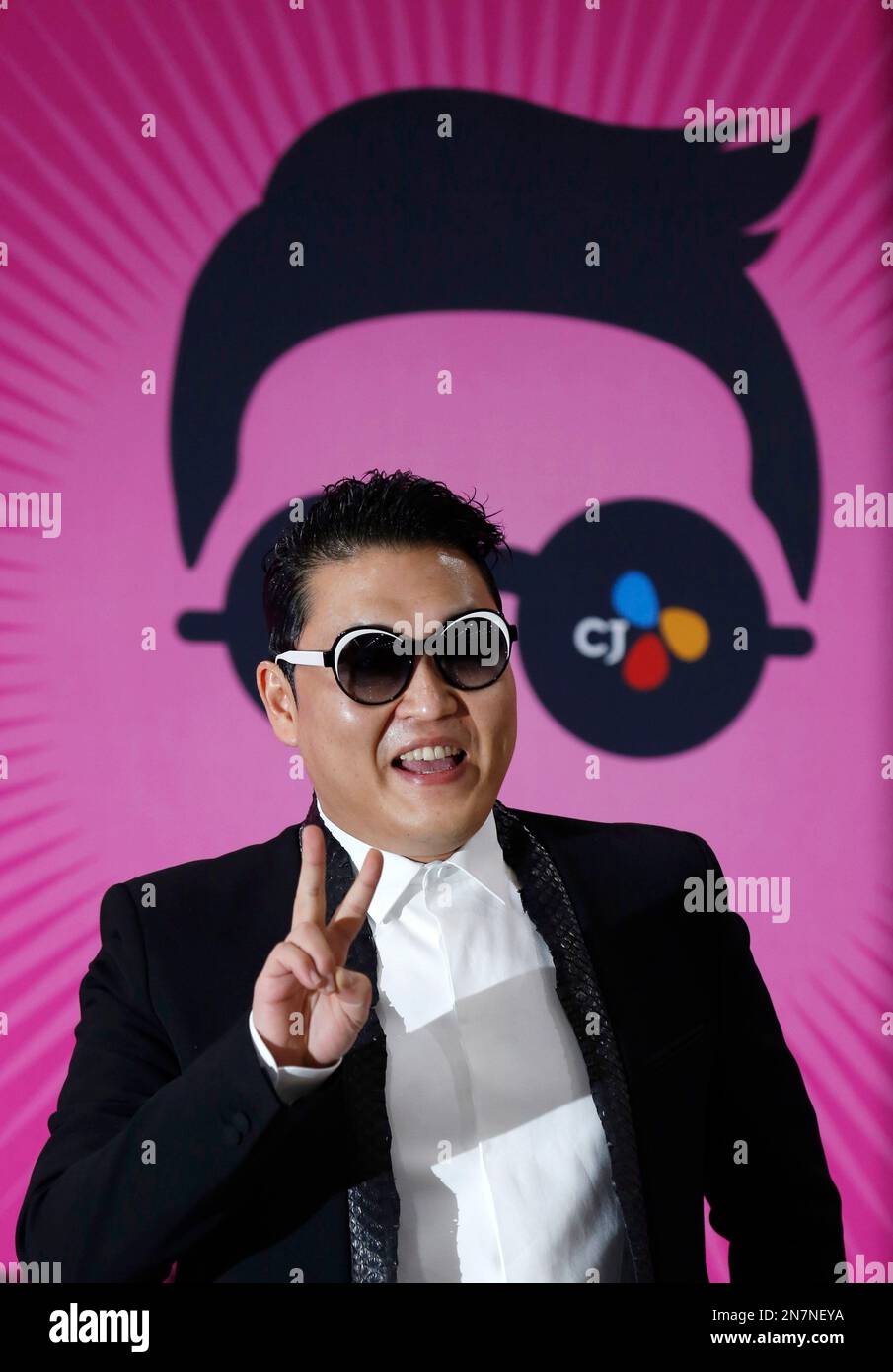 South Korean rapper PSY poses for photographers during a news conference for his concert "Happening" in Seoul, South Korea Saturday, April 13, 2013. PSY is unveiling the music video and choreography for his new single "Gentleman" at the Seoul concert. (AP Photo/Kin Cheung) Banque D'Images