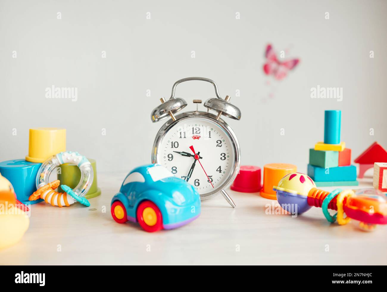 Divertissez les tout-petits. une collection de jouets sur fond de studio. Banque D'Images