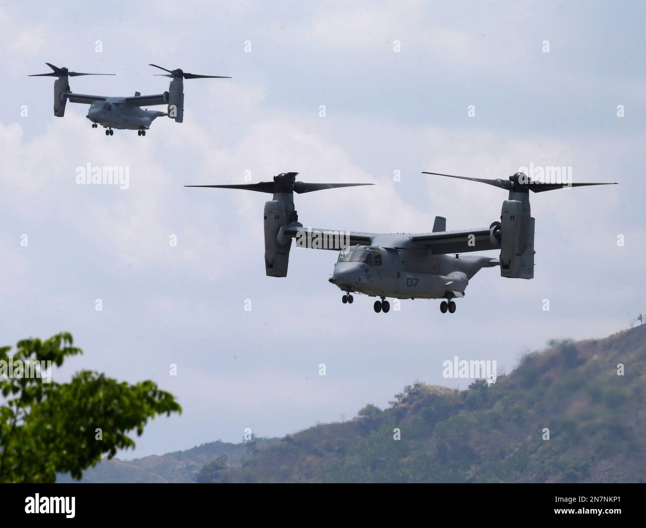 U.S. and Filipino soldiers take part in an urban combat drill during a Philippine-U.S. troops joint military exercise in Ternate town, Cavite city, south of Manila April 19, 2012. More than 4,000