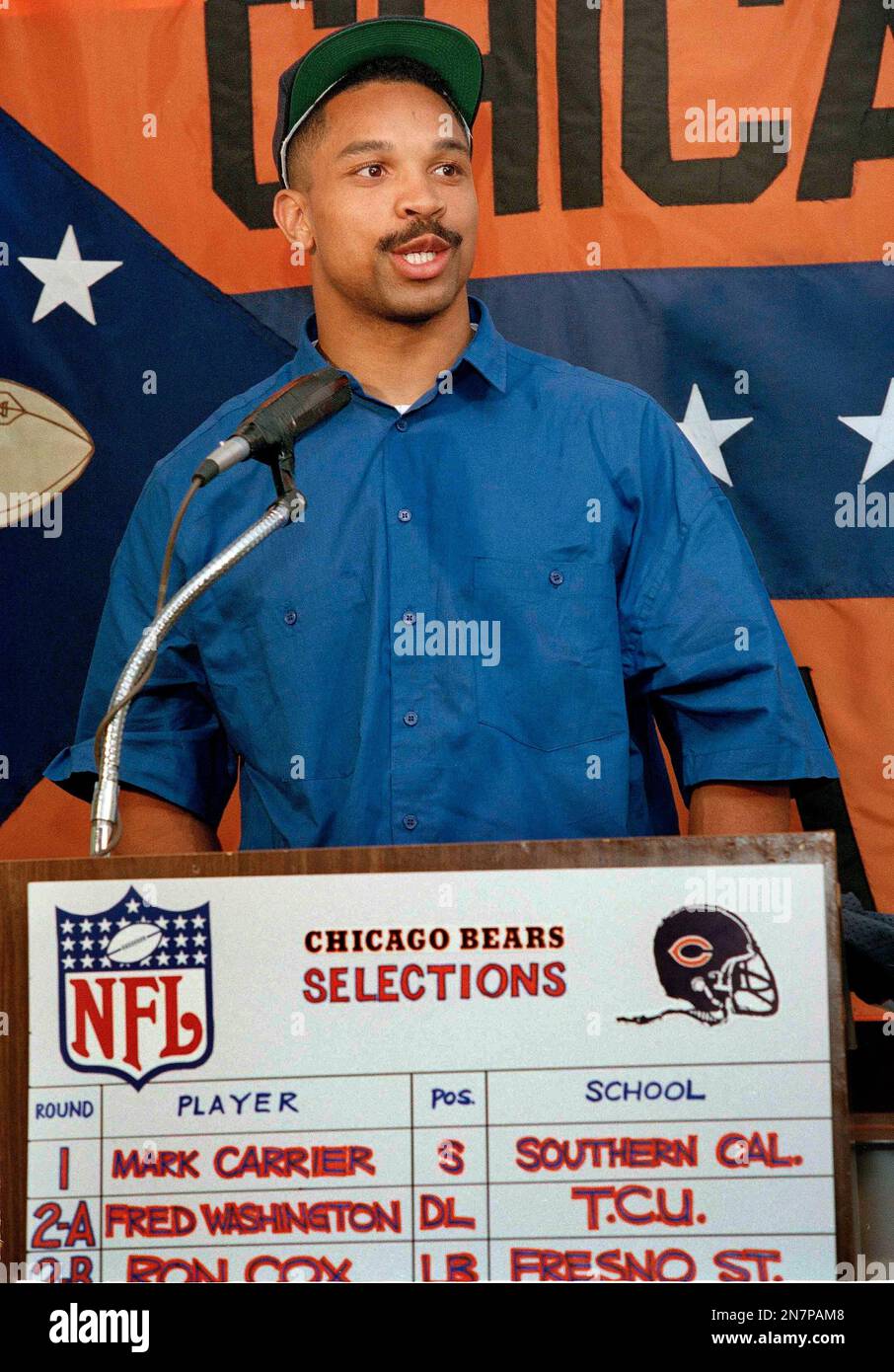 University of Southern California defensive back Mark Carrier talks to the press at the Chicago Bears' training facility in Lake Forest, Ill., April 23, 1990, who was the Bears first round pick and sixth overall in NFL draft. (AP Photo/Lisa Genesen) Banque D'Images