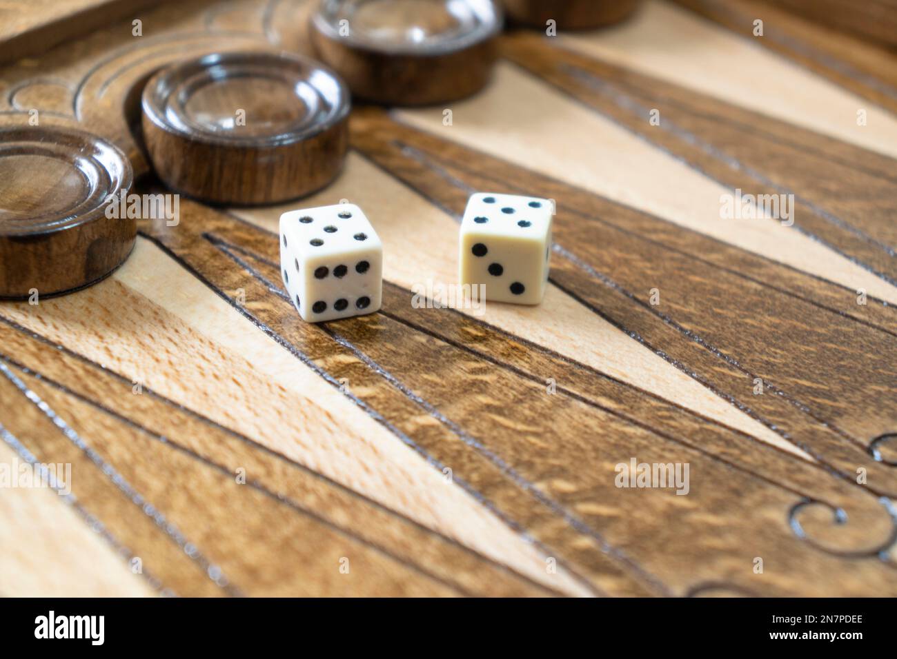 Gros plan sur le jeu de plateau de backgammon. Jeu de backgammon en bois avec jeu de dames et paire de dés Banque D'Images