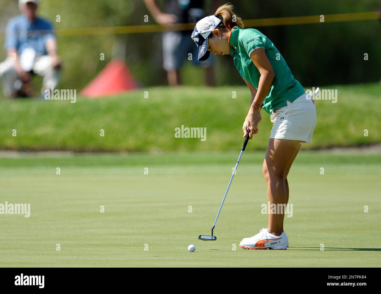 Momoko Ueda, of Japan, putts on the first hole during the third round of the LPGA Kraft Nabisco Championship golf tournament in Rancho Mirage, Calif. Saturday, April 6, 2013. (AP Photo/Rodrigo Pena) Banque D'Images