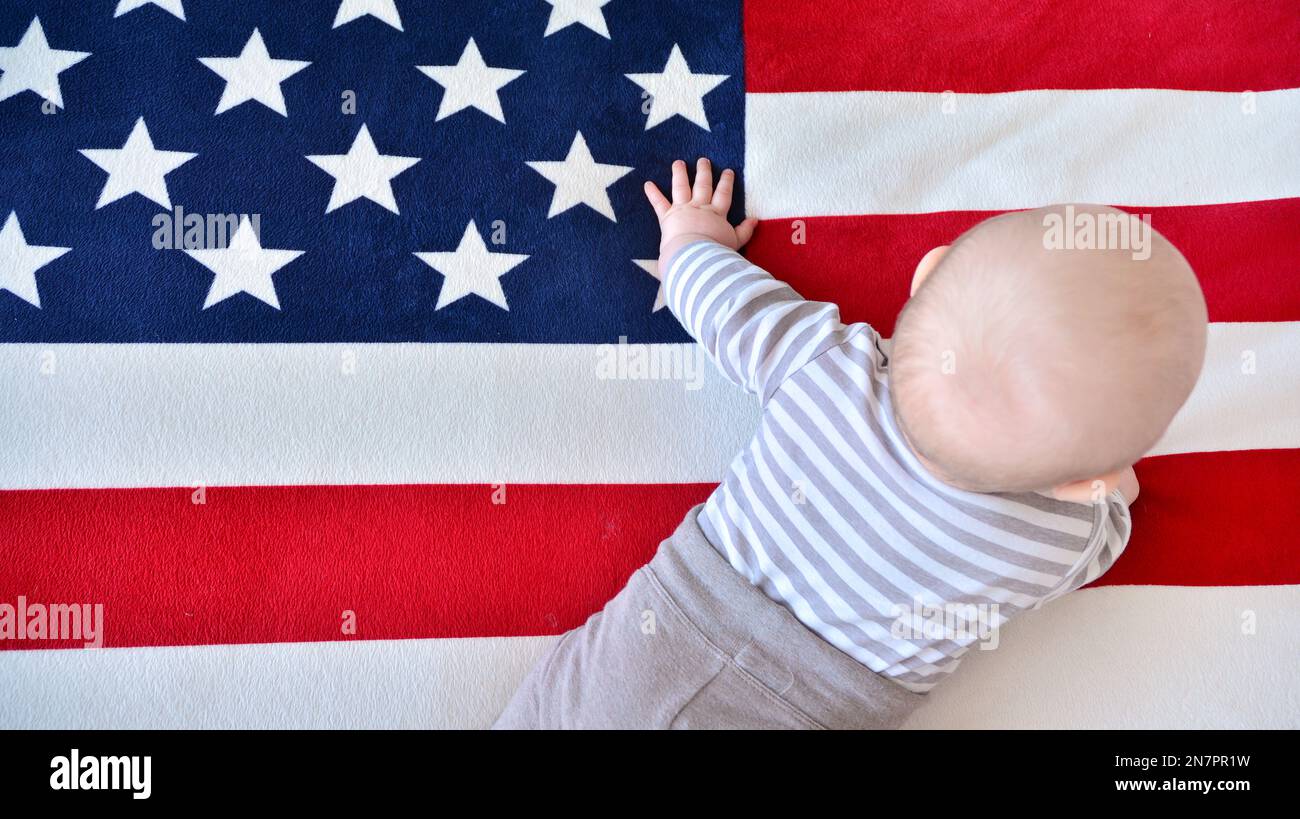 Bébé sur fond de drapeau américain. Fils d'amérique. Banque D'Images