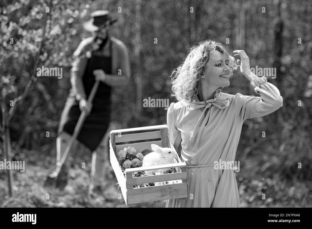 Couple joyeux de fermiers debout dans le jardin potager. Légumes frais biologiques de la ferme. Une paire de fermes travaillant dans le jardin. Banque D'Images