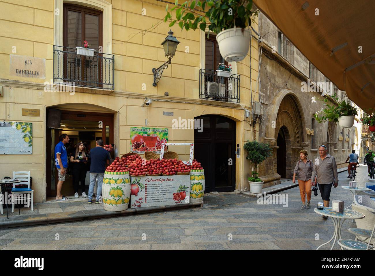 ITALIE, TRAPANI-22. OCTOBRE: Trapani est une ville sur la côte ouest de la Sicile. Vue sur un café de rue et une pile de grenades à Trapani sur 22 octobre Banque D'Images ITALIE, TRAPANI-22. OCTOBRE: Trapani est une ville sur la côte ouest de la Sicile. Vue sur un café de rue et une pile de grenades à Trapani sur 22 octobre Banque D'Images