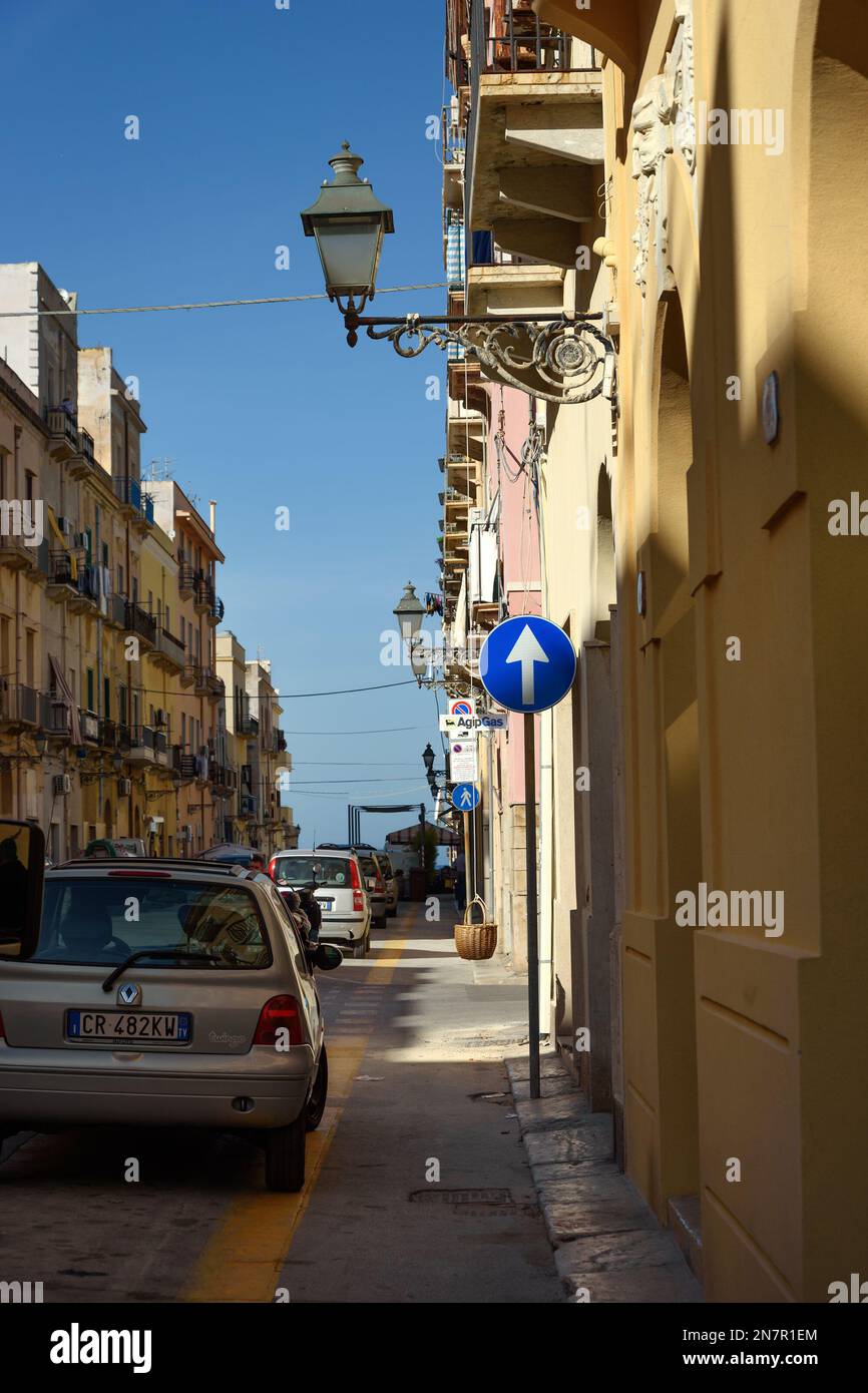 ITALIE, TRAPANI-25 OCTOBRE: Trapani est une ville sur la côte ouest de la Sicile. Vue sur la rue avec panier de livraison depuis le balcon de Trapani sur 2 octobre Banque D'Images ITALIE, TRAPANI-25 OCTOBRE: Trapani est une ville sur la côte ouest de la Sicile. Vue sur la rue avec panier de livraison depuis le balcon de Trapani sur 2 octobre Banque D'Images
