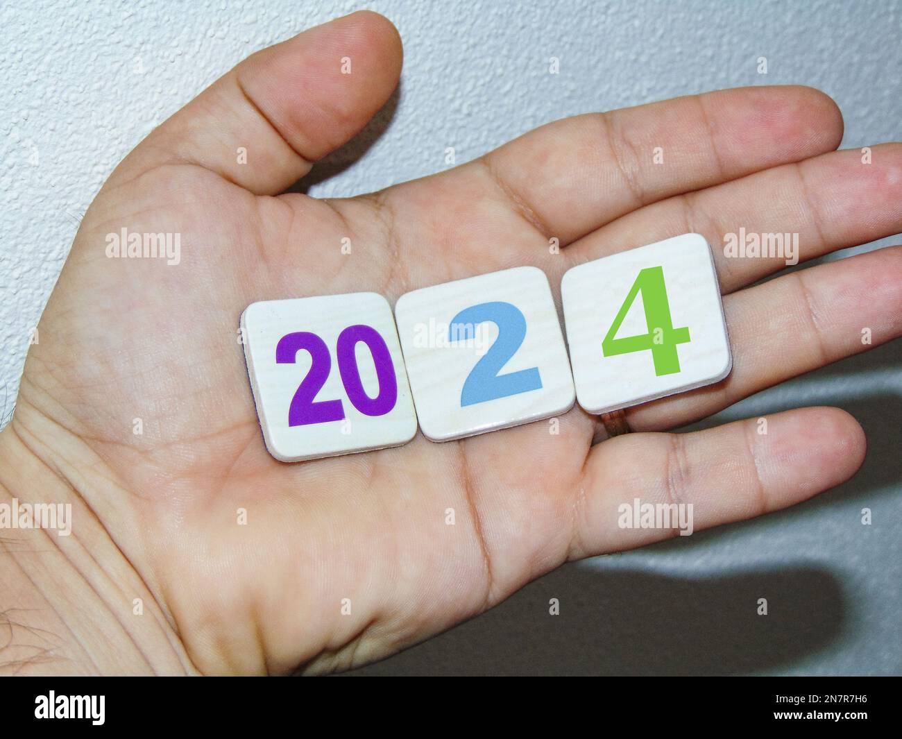 L'année 2024 est à venir. Une personne détient des nombres qui forment l'année 2024 dans sa 
