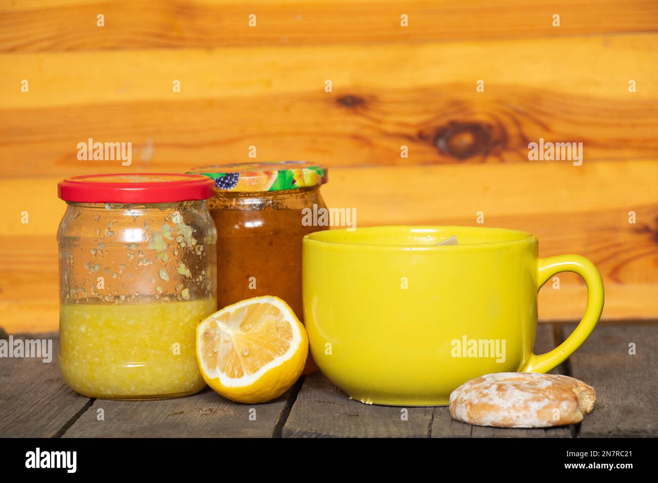 tasse de thé avec confiture maison et pain d'épice sur la table pour le petit déjeuner Banque D'Images