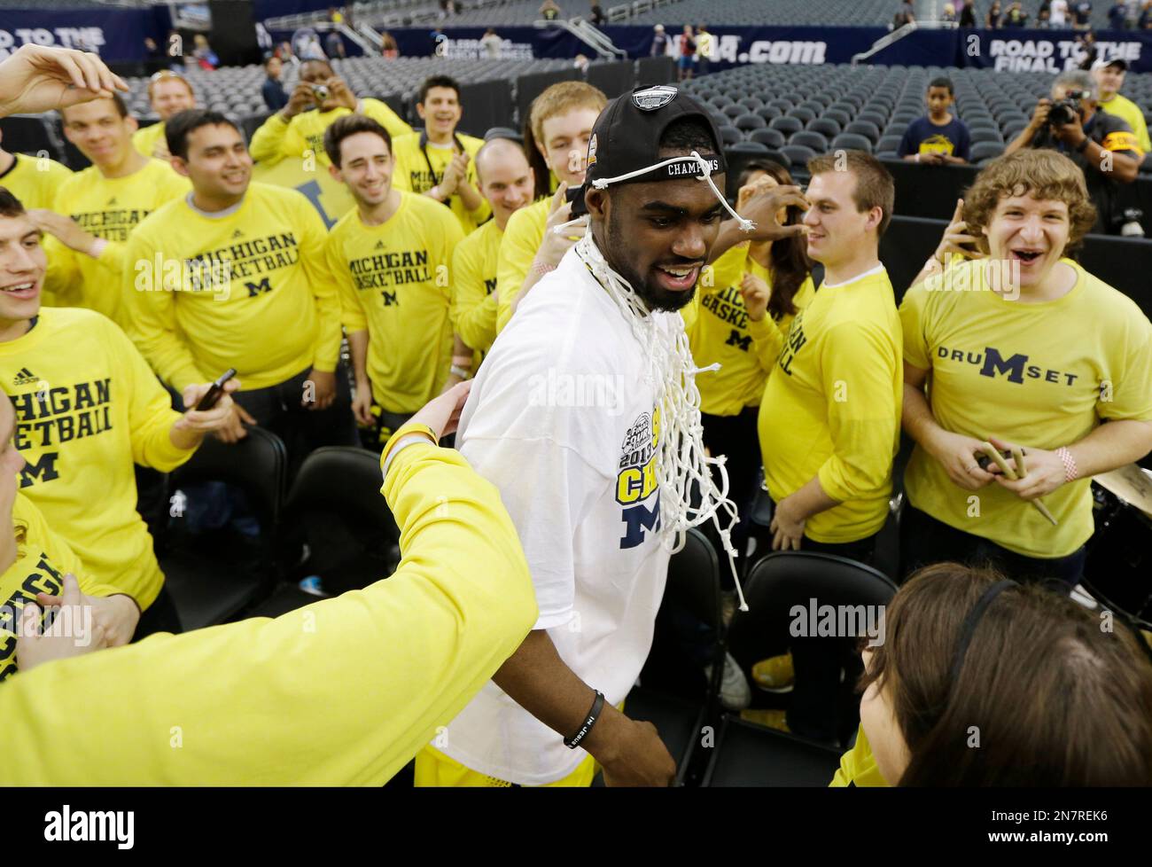 Michigan's Tim Hardaway Jr. celebrates with the band after a regional final game against Florida in the NCAA college basketball tournament, Sunday, March 31, 2013, in Arlington, Texas. Michigan won 79-59 to advance to the Final Four. (AP Photo/David J. Phillip) Banque D'Images