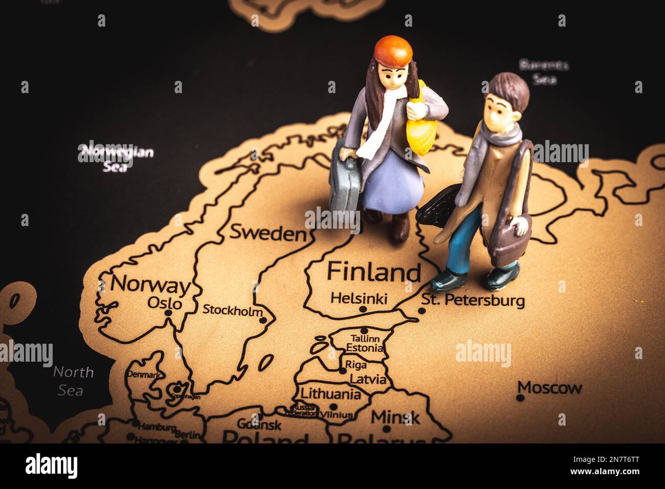 Personnes miniatures avec des concepts de voyage. Petit voyageur avec bagages marchant sur la carte du monde Banque D'Images