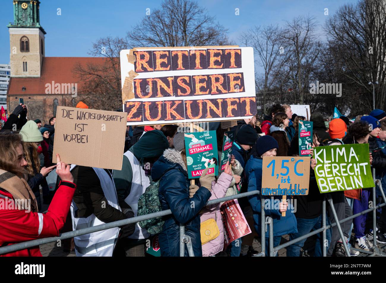 10.02.2023, Berlin, Allemagne, Europe - principalement des jeunes protestent lors d'un rassemblement environnemental et d'une action sur le climat organisé par vendredi pour l'avenir. Banque D'Images