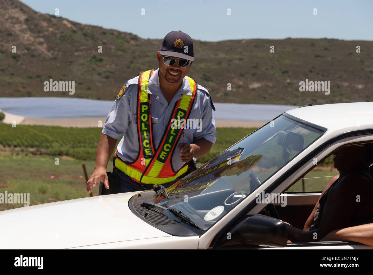 WESTERN Cape, Afrique du Sud, 2023 SAPS officier de police sud-africain sur un permis de conduire de bord de route et un contrôle d'assurance Banque D'Images