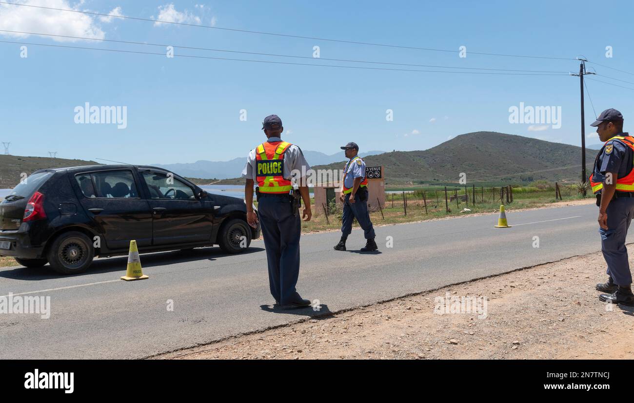 WESTERN Cape, Afrique du Sud, 2023 SAPS officier de police sud-africain sur un permis de conduire de bord de route et un contrôle d'assurance Banque D'Images