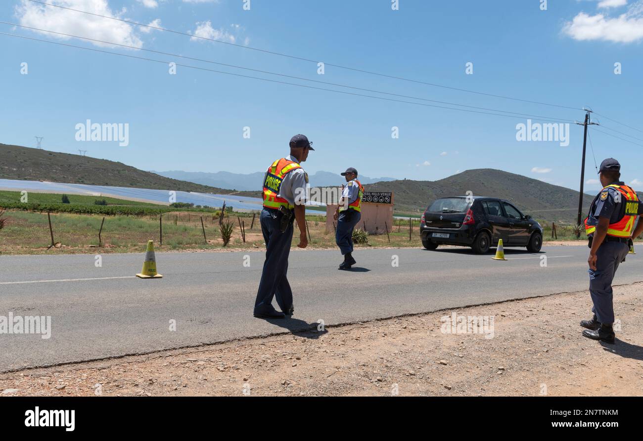WESTERN Cape, Afrique du Sud, 2023 SAPS officier de police sud-africain sur un permis de conduire de bord de route et un contrôle d'assurance Banque D'Images