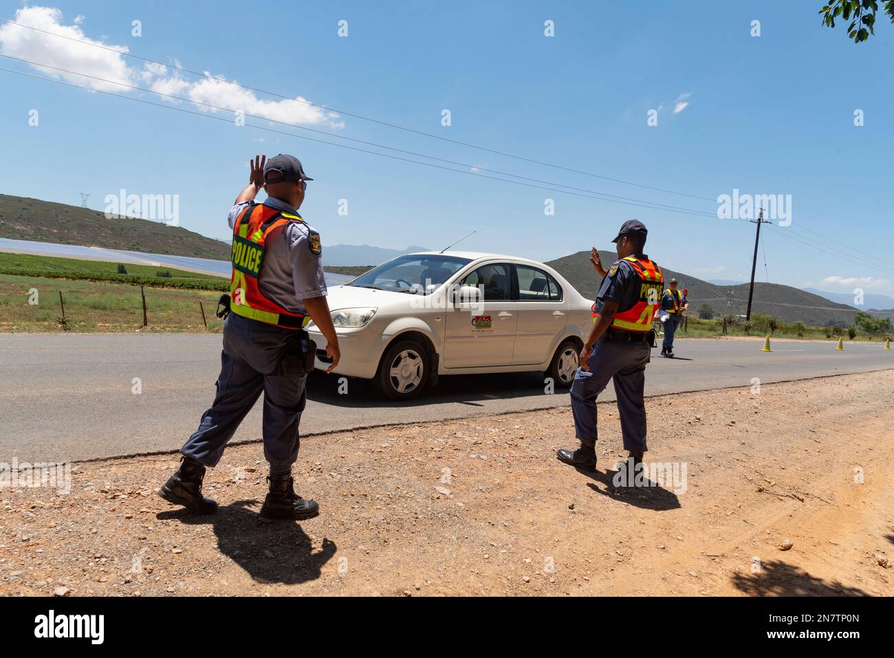 WESTERN Cape, Afrique du Sud, 2023 SAPS officier de police sud-africain sur un permis de conduire de bord de route et un contrôle d'assurance Banque D'Images