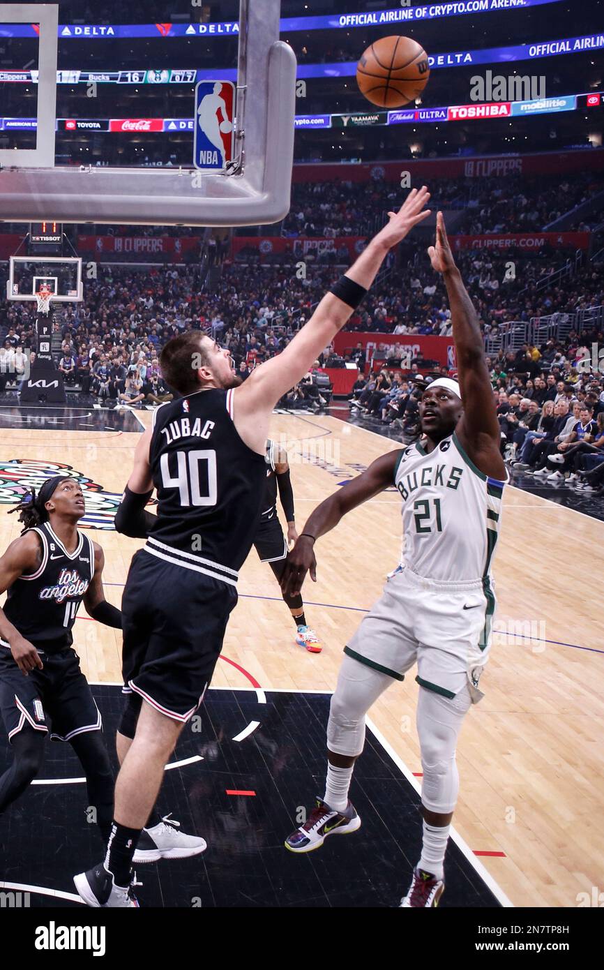 Los Angeles, États-Unis. 10th févr. 2023. Milwaukee Bucks garde Jrue Holiday (R) prises de vue en action contre le centre des Clippers de Los Angeles Ivica Zubac (L) lors d'un match de basketball de la NBA à Los Angeles. Crédit : SOPA Images Limited/Alamy Live News Banque D'Images