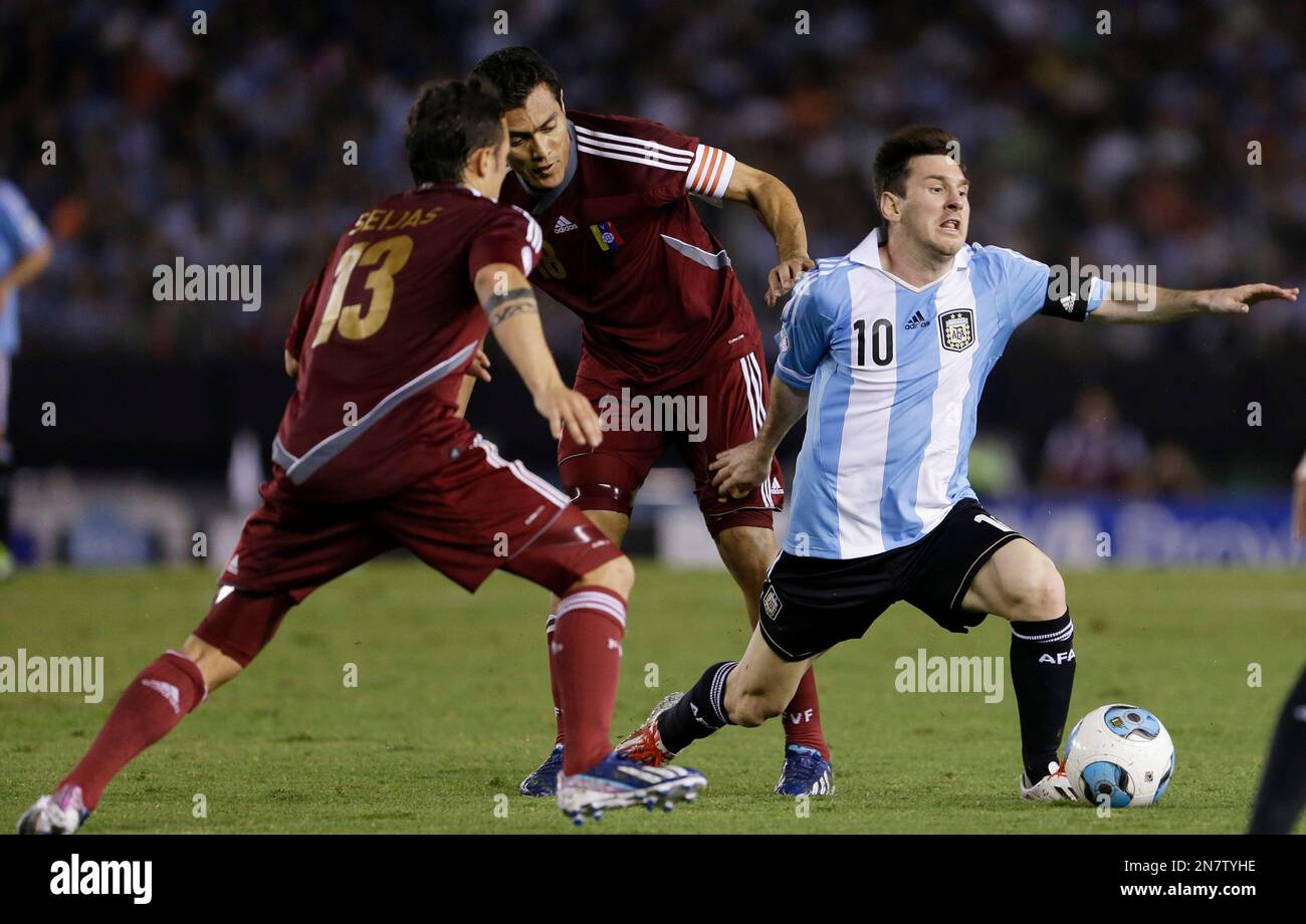 Argentina's Lionel Messi, right, fights for the ball Venezuela's Juan Arango, center, and Luis Seijas during a World Cup 2014 qualifying soccer match in Buenos Aires, Argentina, Friday, March 22, 2013. (AP Photo/Natacha Pisarenko) Banque D'Images