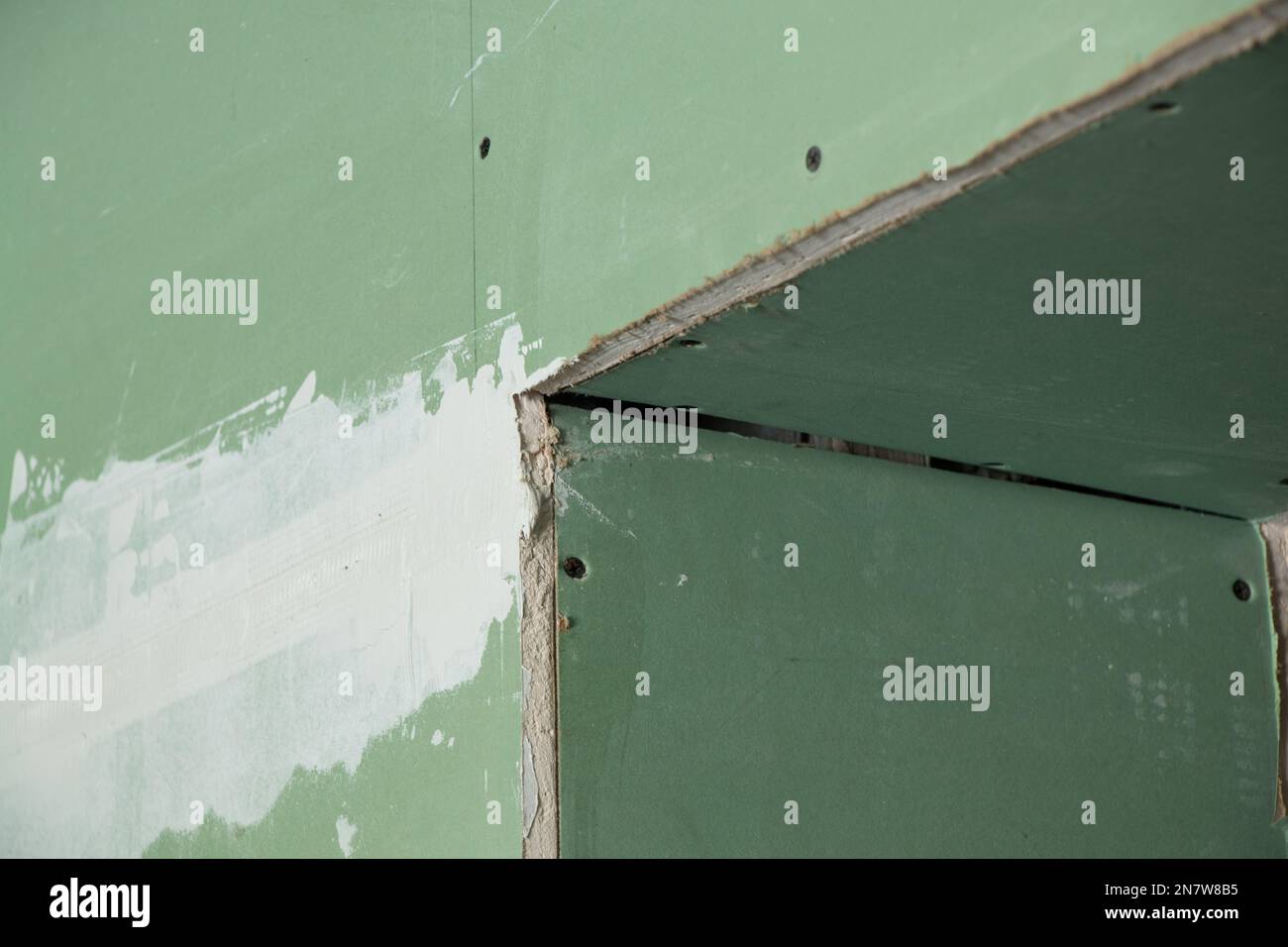 mur en plaques de plâtre vert dans une pièce pendant la rénovation, rénovation d'un appartement, en plaques de plâtre comme arrière-plan, rénovation d'un appartement Banque D'Images