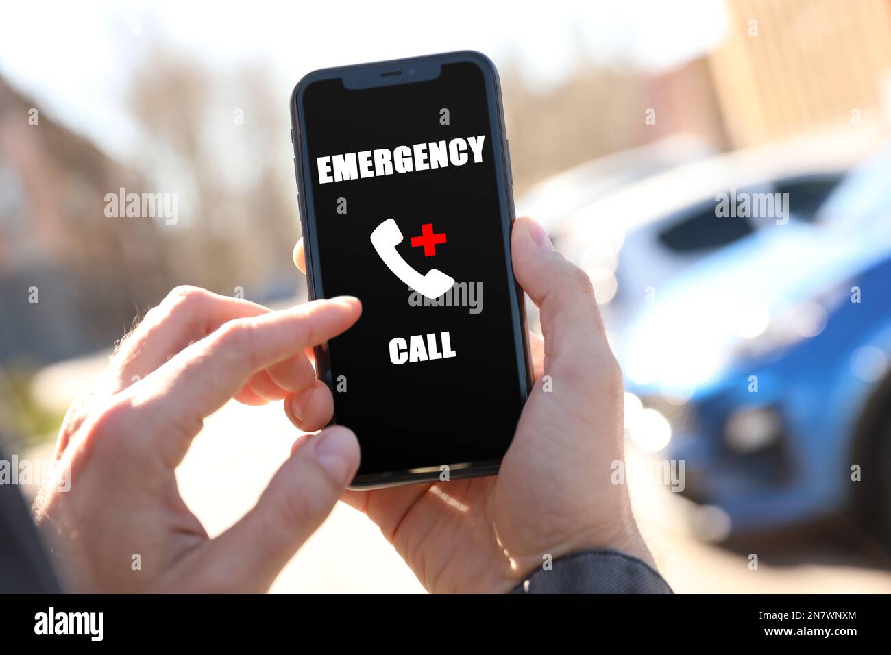 Service d'assistance téléphonique. Homme effectuant un appel d'urgence via un smartphone à l'extérieur, en gros plan Banque D'Images