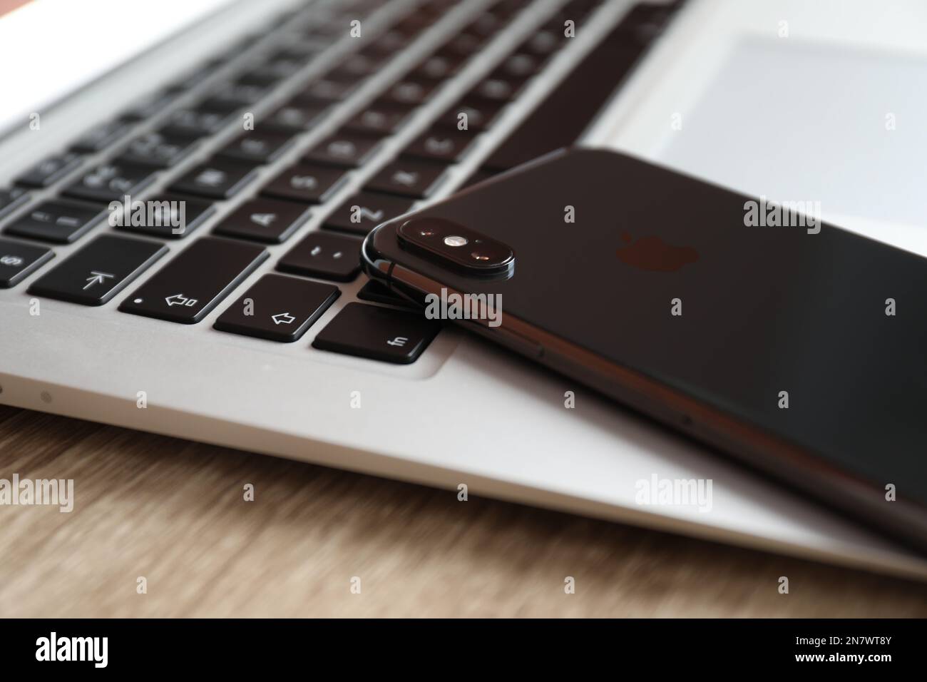 MYKOLAIV, UKRAINE - 28 AOÛT 2020 : iPhone 11 et ordinateur portable MacBook sur table en bois, gros plan Banque D'Images