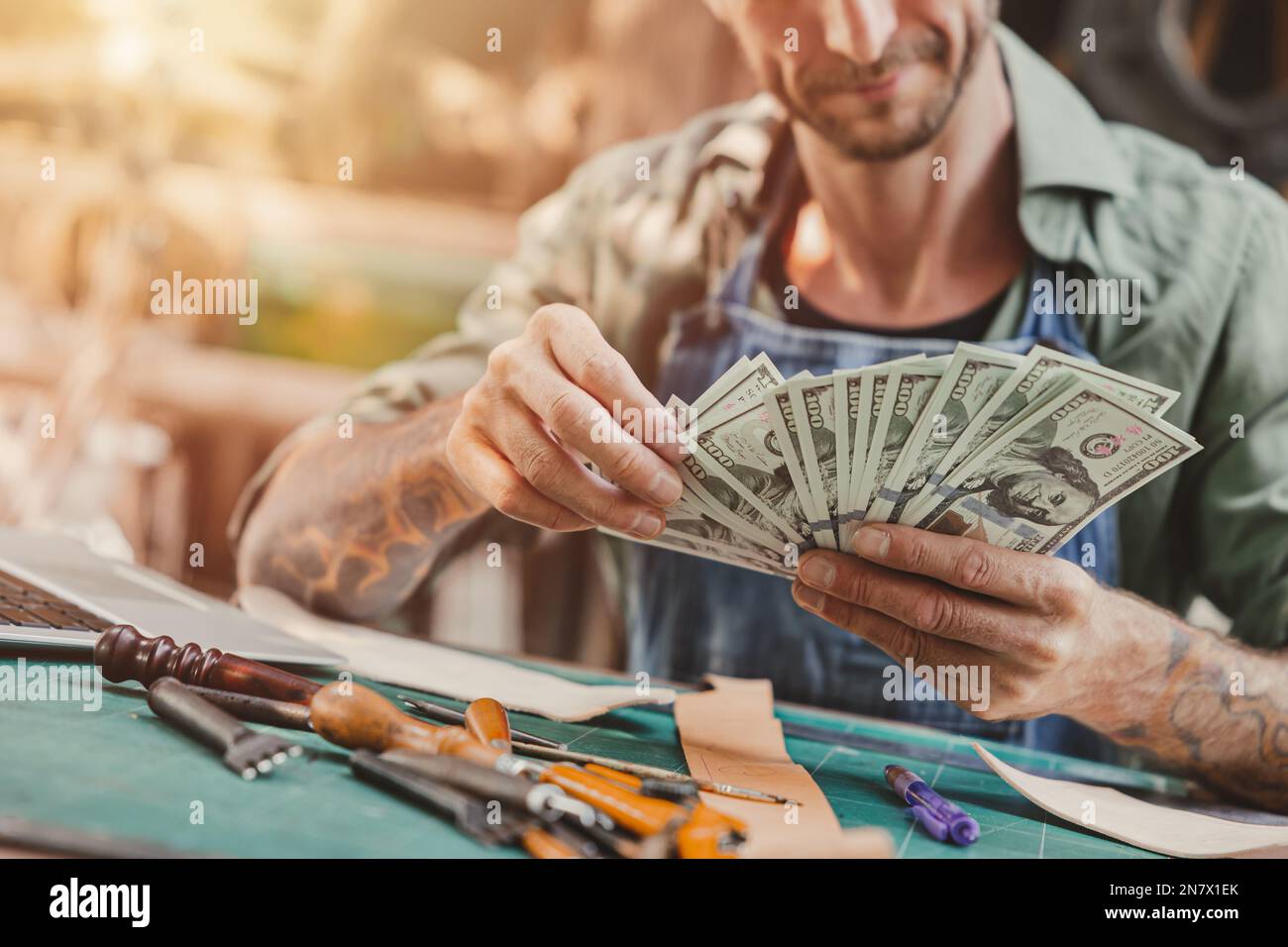 succès d'affaires artiste homme cuir artisanat ouvrier vente maître de pièces produits gagner de l'argent Banque D'Images