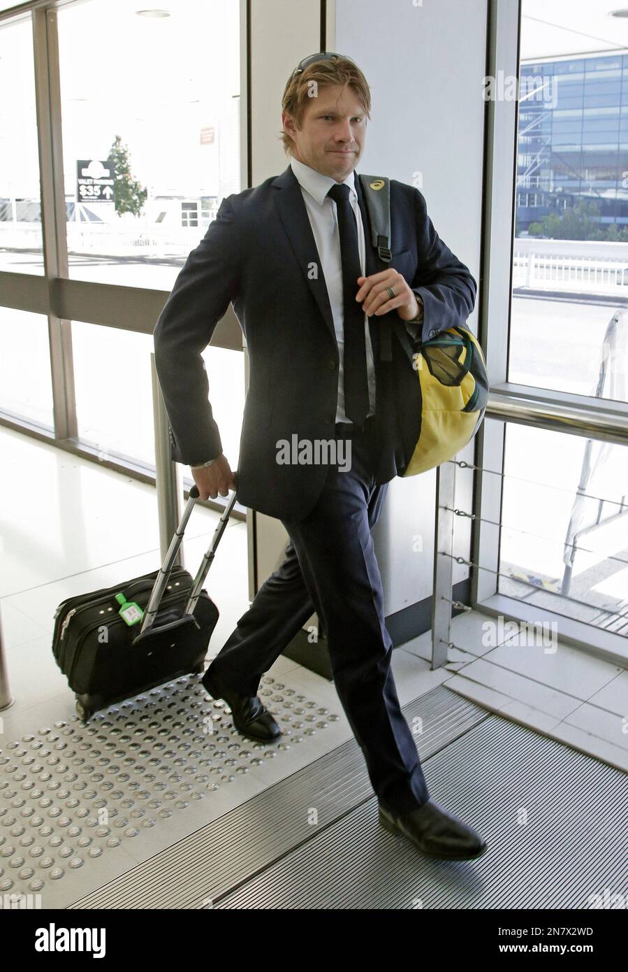Australia's cricket vice-captain Shane Watson arrives at Sydney Airport in Sydney, Australia, Monday, March 18, 2013, as he prepares to return to India and join the rest of the team. Watson left the tour last week only hours after he and three teammates were suspended for a match for failing to submit self-critiques to Australia coach Mickey Arthur by a set deadline. (AP Photo/Rick Rycroft) Banque D'Images