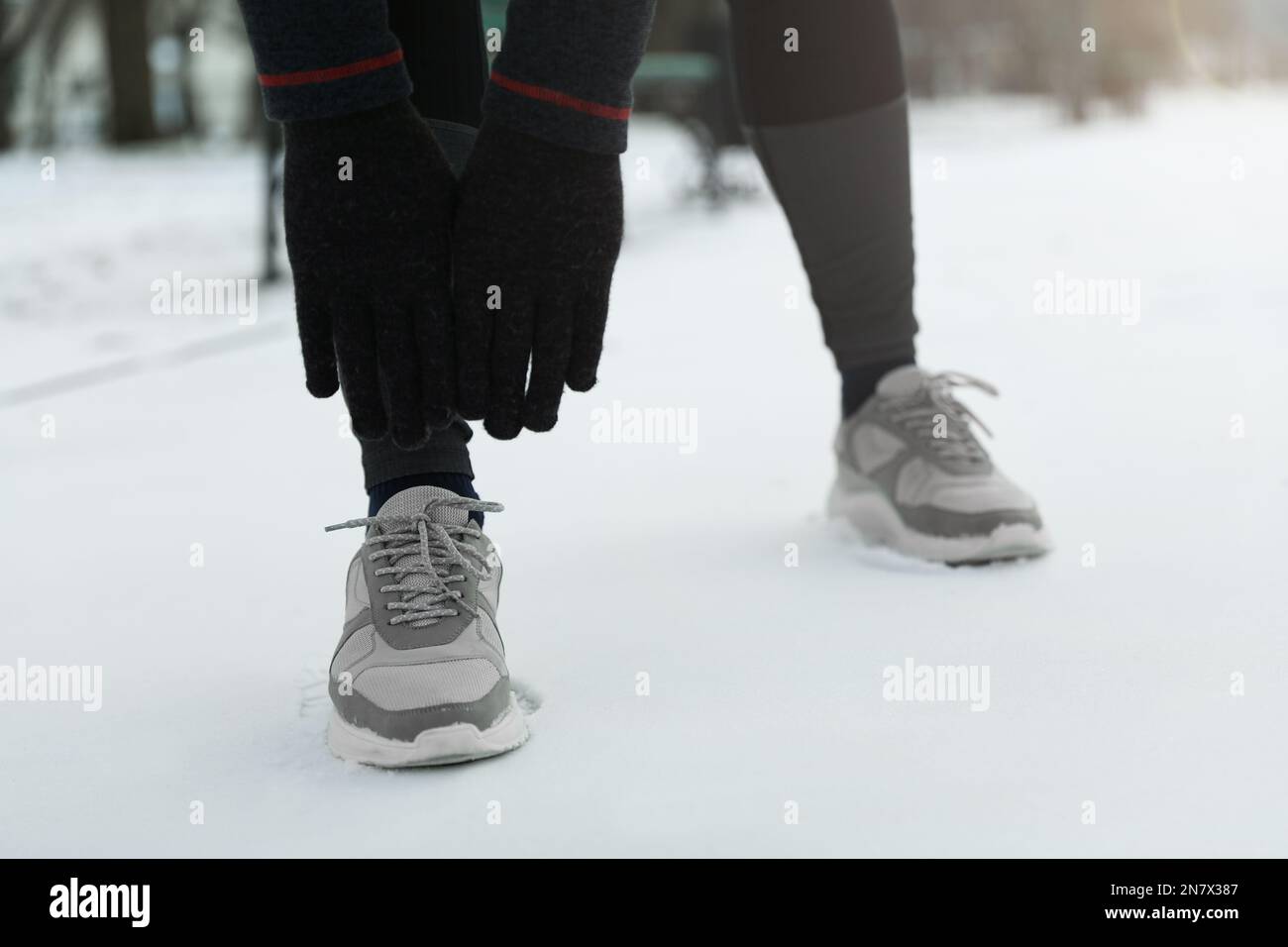 Homme faisant des exercices sportifs dans le parc d'hiver, à proximité Banque D'Images
