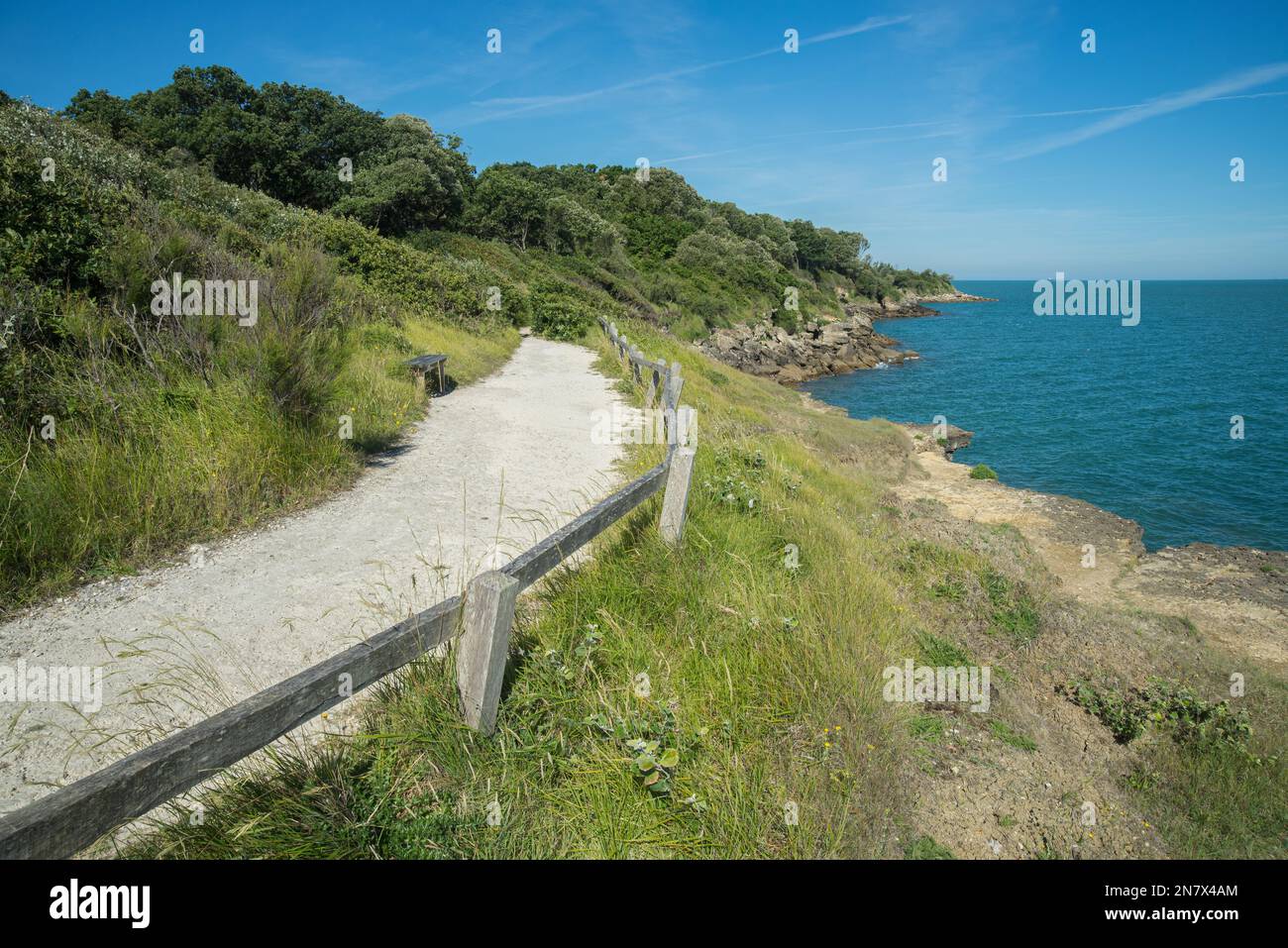 Sentier côtier sur la côte ouest de l'Atlantique France, Ile d'Aix, Charente Maritime avec littoral accidenté et océan Atlantique bleu en été Banque D'Images