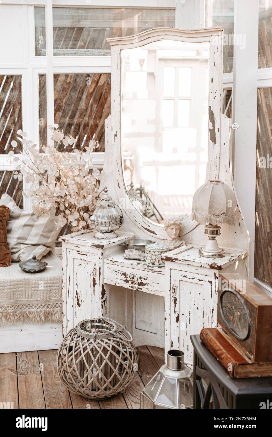 Coiffeuse vintage blanche avec lampe rétro, vases anciens, fleurs séchées  dans un décor rustique chic et vintage avec Photo Stock - Alamy