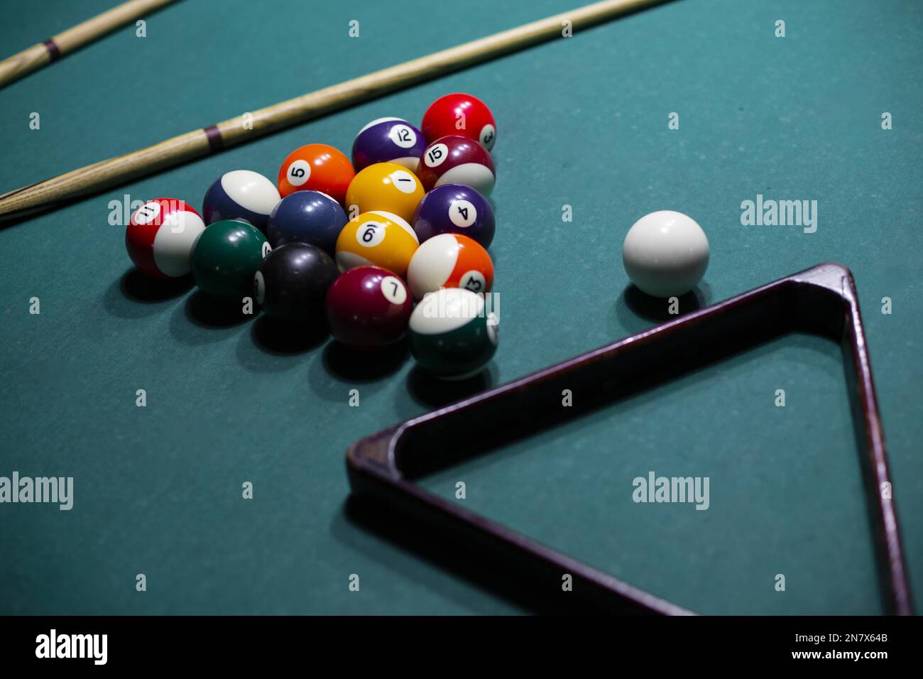 assortiment de boules de billard en forme de triangle Banque D'Images