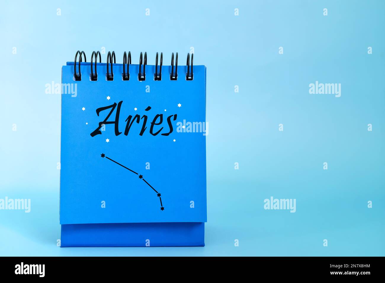 Affiche du zodiaque du Bélier sur le bloc-notes bleu du calendrier du bureau. Horoscope et astrologie. Banque D'Images