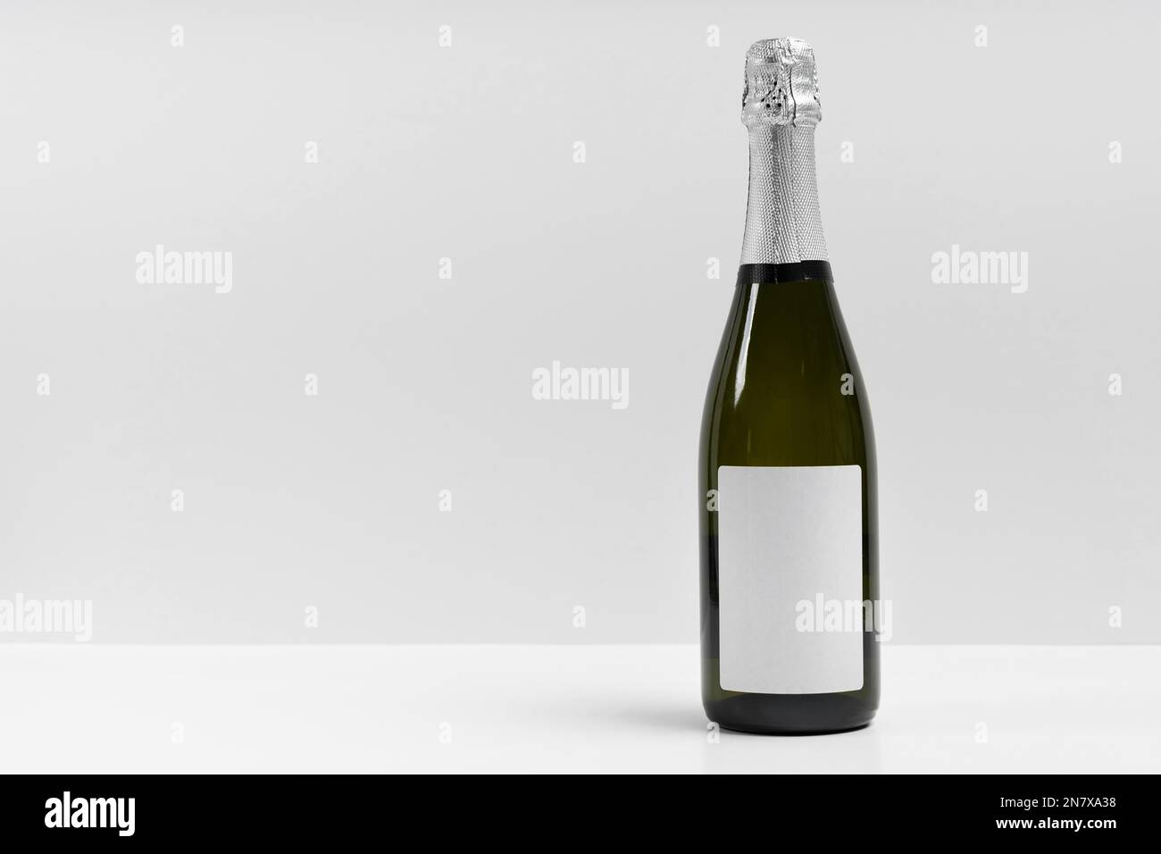 Bouteille de champagne avec un fond blanc Banque D'Images