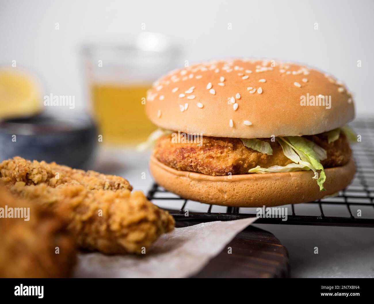 (1) vue avant hamburger de poulet frit Banque D'Images