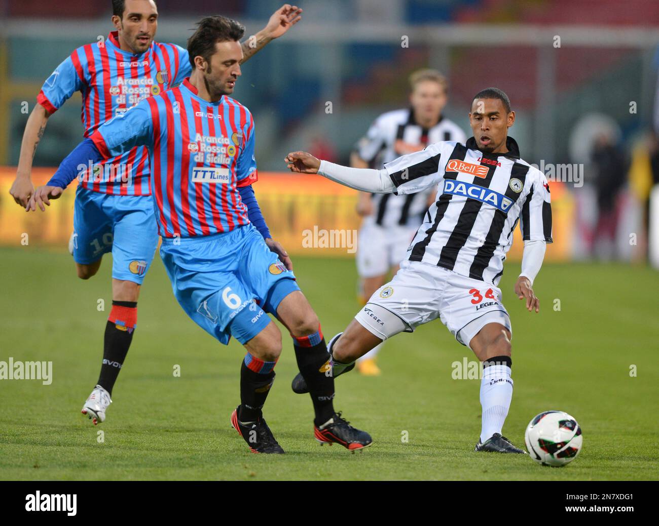 Catania defender Nicola Legrottaglie, left, vies for the ball with Udinese defender Gabriel Silva, of Brasil, during the Serie A soccer match between Catania and Udinese at the Angelo Massimino stadium in Catania, Italy, Saturday, March 16, 2013. (AP Photo/Carmelo Imbesi) Banque D'Images