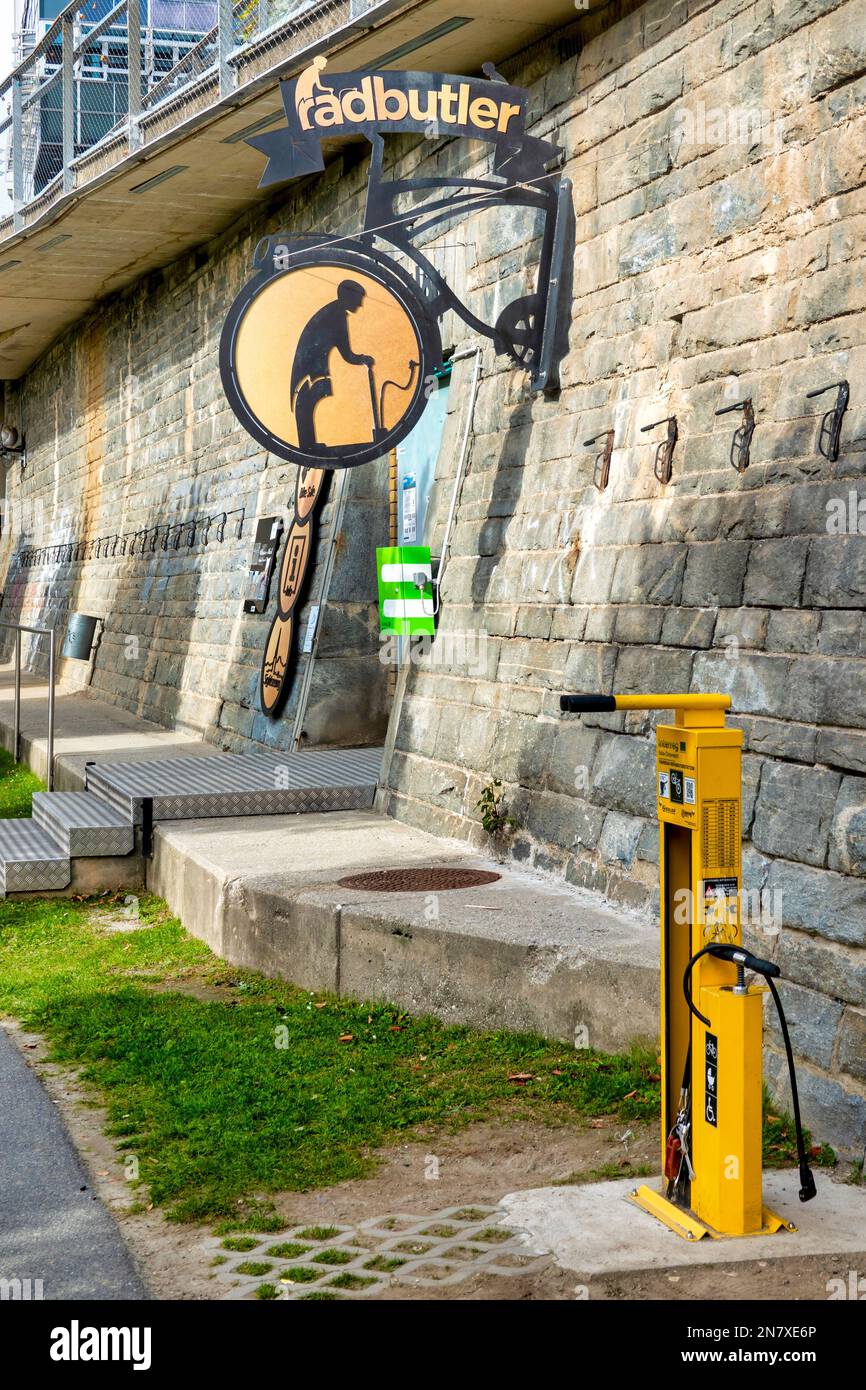 Station de service de vélo Radbutler (butlers de vélo) sur le Drava cycle Path R1, Villach, Autriche Banque D'Images