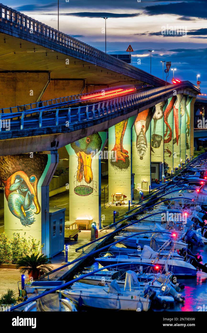 Peintures murales sur les pylônes de la jonction d'autoroute, Pescara, Italie Banque D'Images